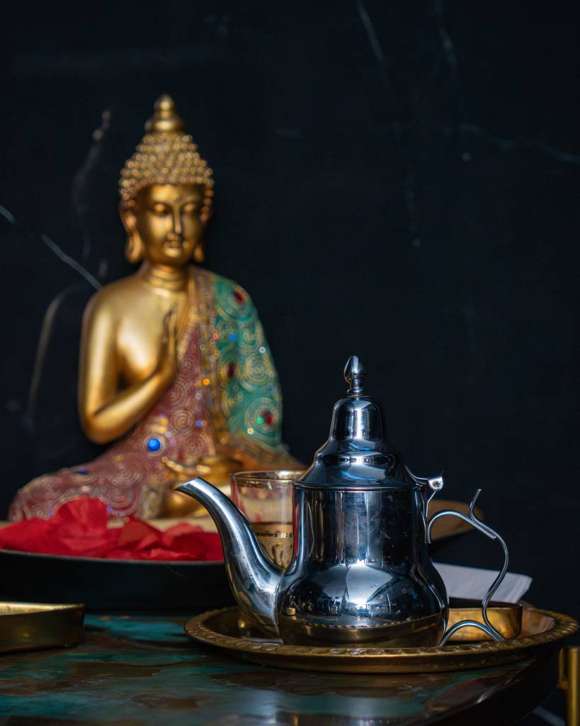 Buda y tetera con té