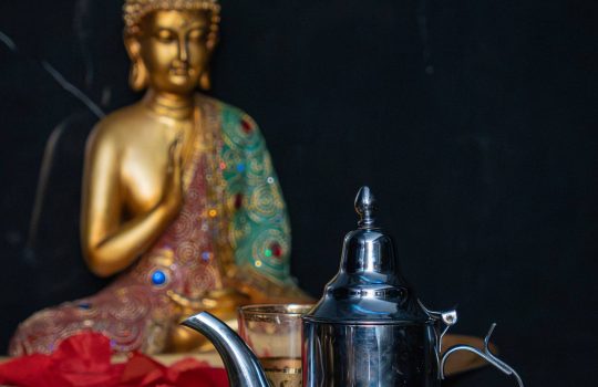 Buda y tetera con té