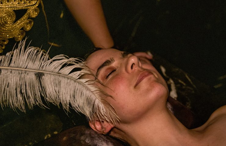 Masaje con pluma blanca a mujer